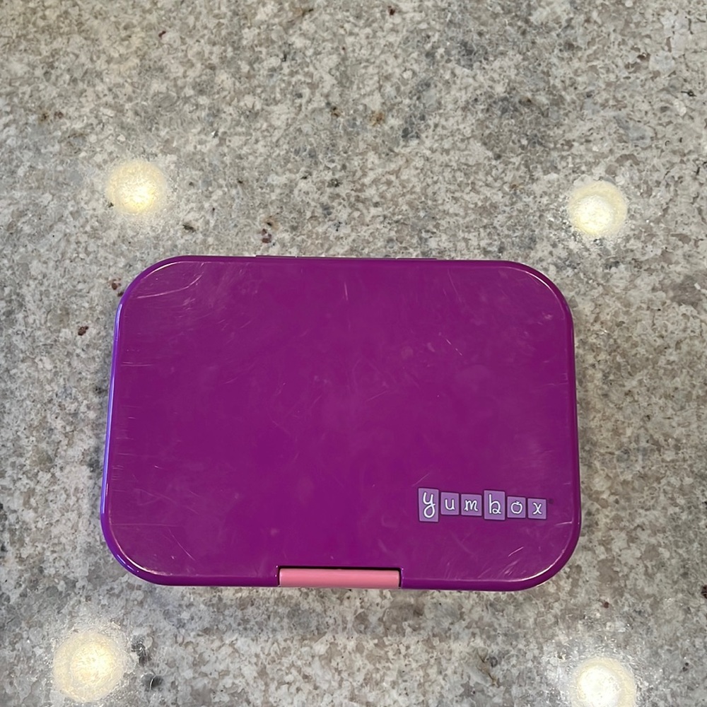 Yumbox purple5 compartment leakproof kids bento box. Paris design